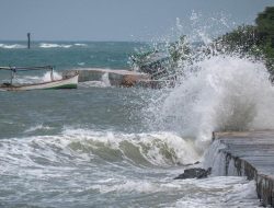 Gelombang Tinggi di Perairan Selat Bali hingga Akhir Juni