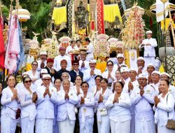 Bhakti Penganyar Pemkab Tabanan di Pura Semeru Agung
