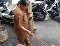 Wakil Bupati Tabanan Jadi “Tukang Sapu Dadakan” di Pasar Bajera, Bikin Pengelola Panik