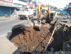 Jalan Ambles di Pasar Bajera Selemadeg Pekerja Pasang Box Culvert Beton untuk Percepat Perbaikan
