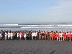 Bukan di Lapangan, Upacara Peringatan HUT RI Ke-80 di Kerambitan Digelar di Pantai